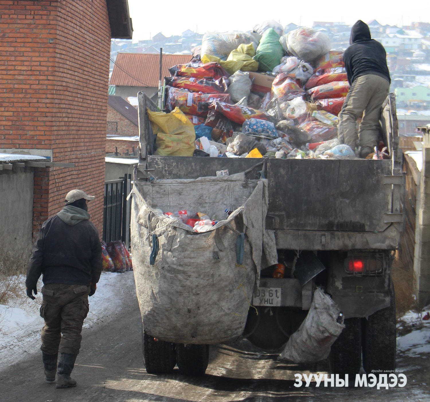 Хог тээврийн жолооч, ачигч нар хүрэлцэхгүй байна гэв